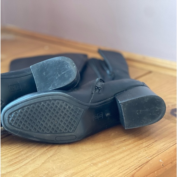 Gently worn tall, heeled boots. - Picture 4 of 5